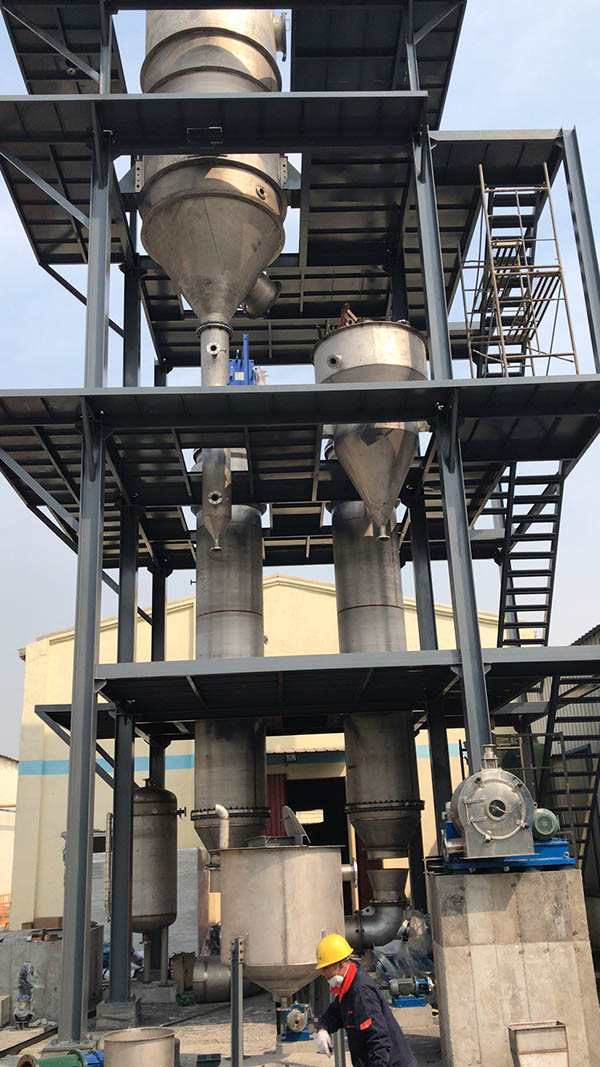 硫(liú)酸鈉結晶器安裝現場 硫酸鈉(nà)結(jié)晶(jīng)器安(ān)裝現場